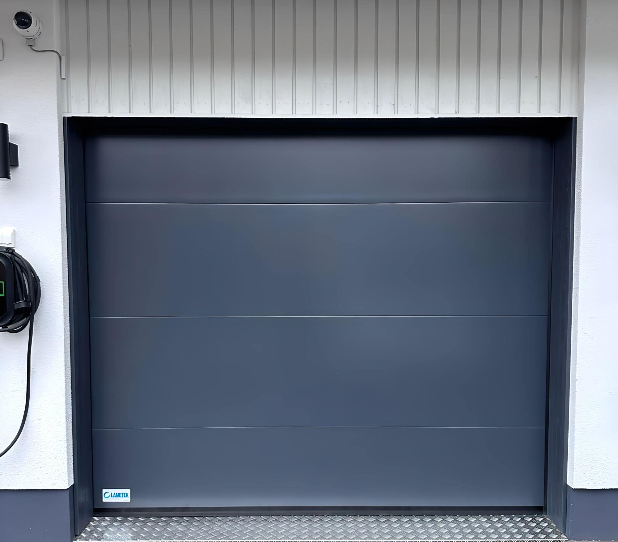 autotallin nosto-oven asennus jälkeen